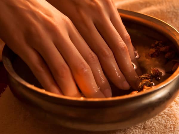 manos en tratamiento de belleza