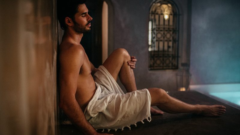 homme se relaxant dans le hammam