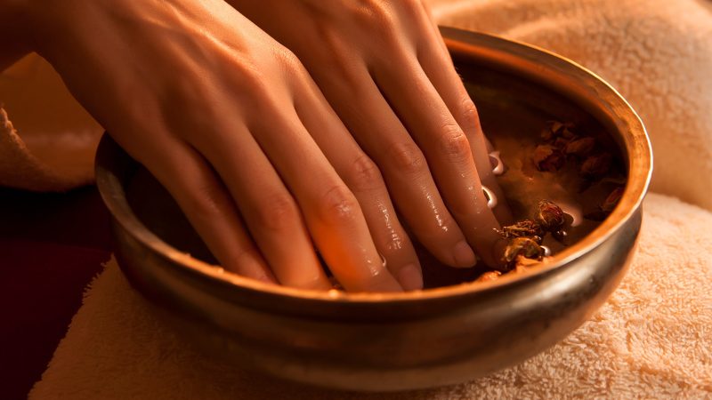 hands in beauty treatment