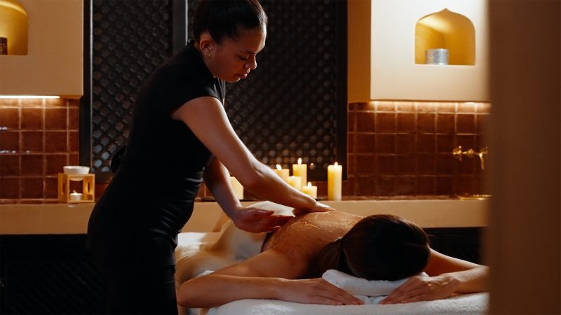 femme faisant un rituel au karité chez Rituels d'Orient