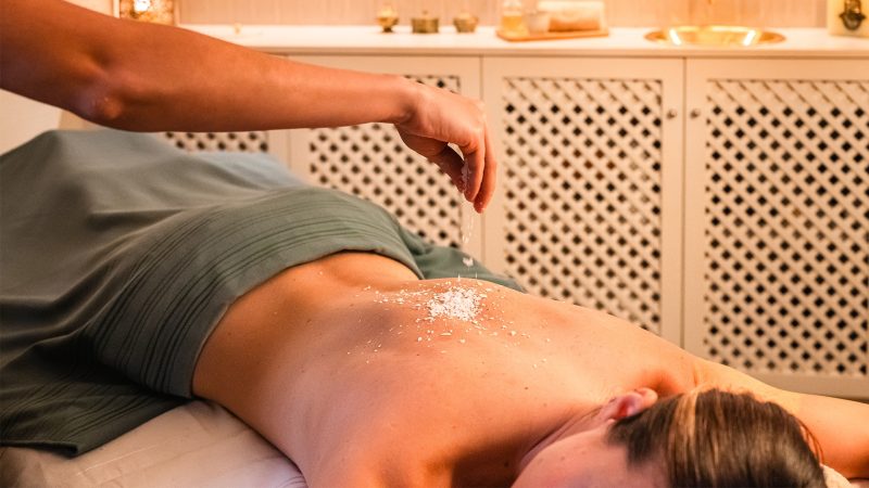 femme effectuant le soin Rêve d’Ouzina
