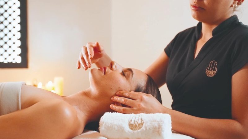 Femme recevant un soin du visage chez Rituels d'Orient
